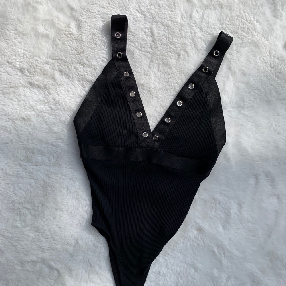 Low back body suit!!🖤🖤🤍🤍